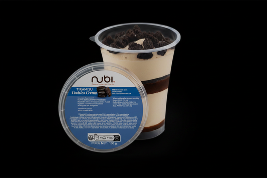 Tiramisu Oréo en pot transparent avec couvercle sur fond sombre