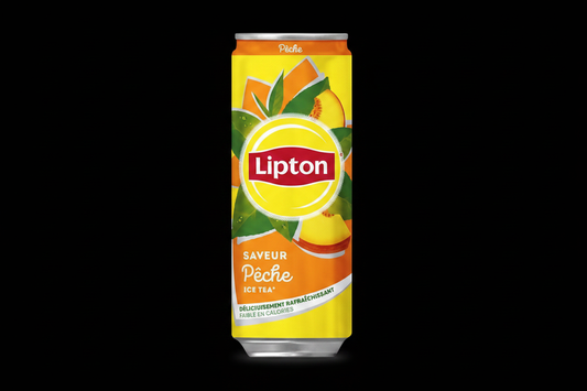 Canette Lipton Ice Tea Pêche 33cl sur fond noir