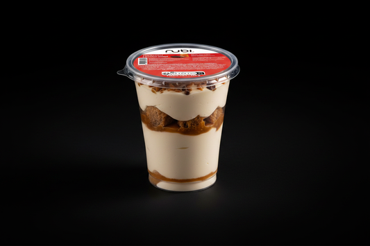 Tiramisu Chococaramel en pot transparent avec couvercle sur fond sombre